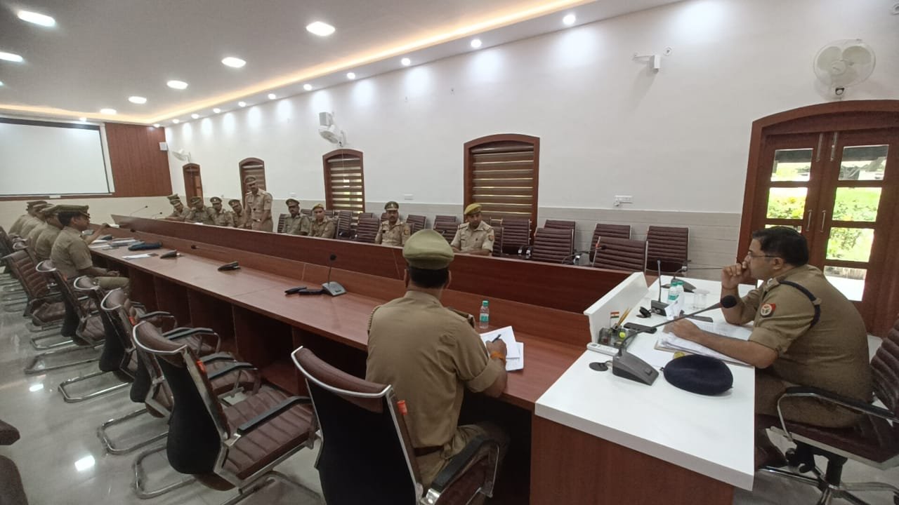 पचास विवेचकों के साथ एसएसपी ने की बैठक