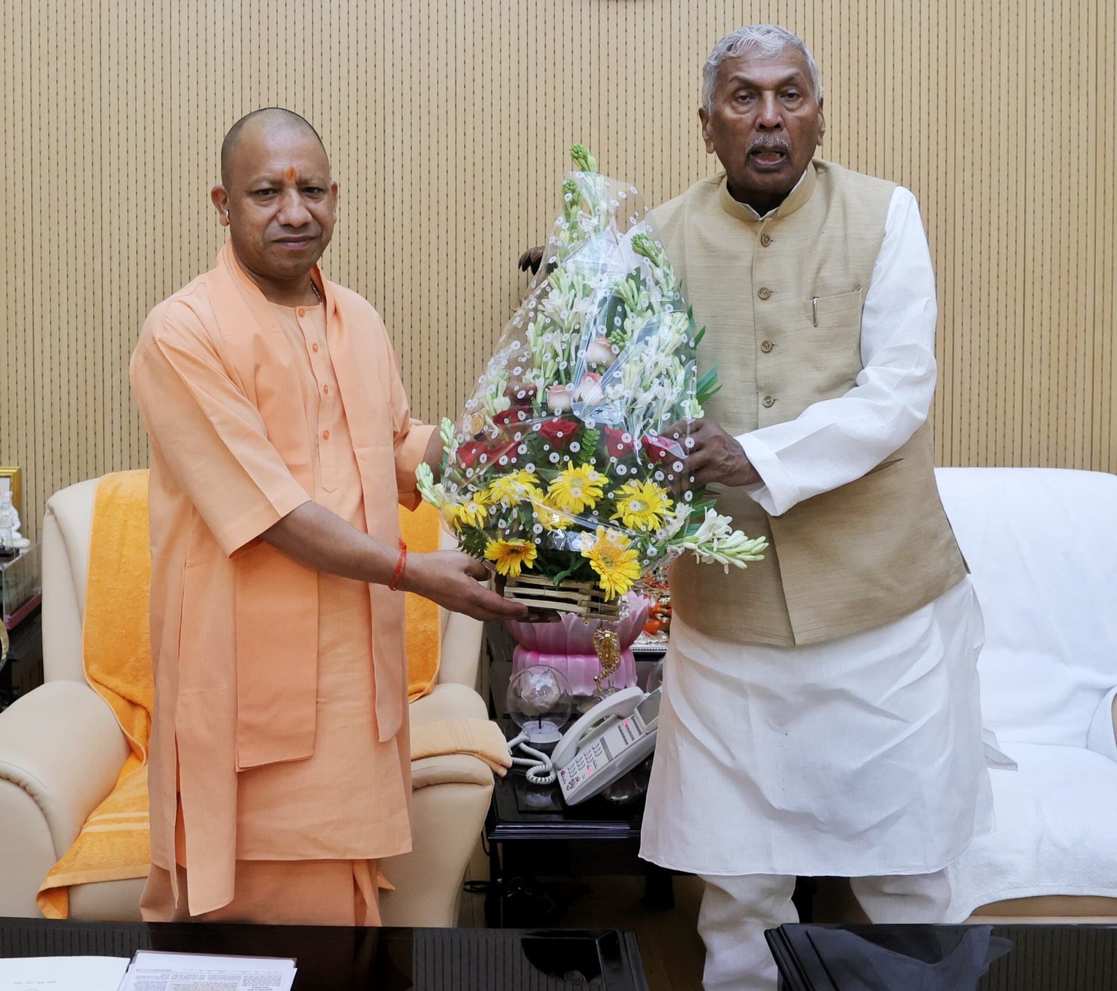 मुख्यमंत्री योगी आदित्यनाथ से सोमवार को उनके सरकारी आवास में मेघालय के राज्यपाल फागू चौहान ने शिष्टाचार भेंट की।