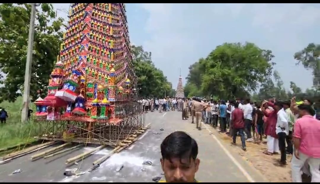 मोहम्मदी कोतवाली क्षेत्र के चौकी अमीरनगर क्षेत्र के ग्राम गरदहा में ताजिया निकालते समय विद्युत लाइन के संपर्क में आया ताजिया