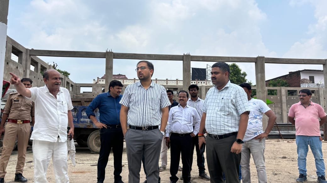नगर आयुक्त ने निर्माण कार्यों का किया निरीक्षण निर्माण कार्य की गति पाई धीमी दिया सख्त चेतावनी