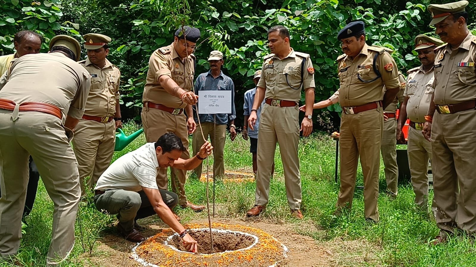 एसएसपी ने पुलिस ऑफिस पर पौधारोपण कर अभियान का किया शुभारंभ.