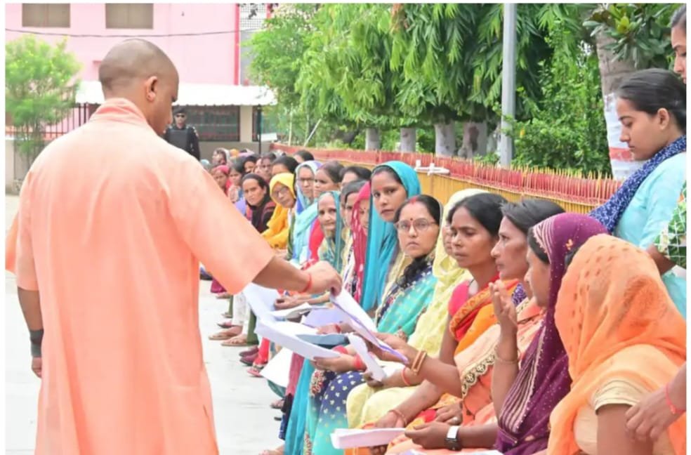 सावन के पहले सोमवार को सीएम योगी ने पूजा अर्चना, लगाया जनता दरबार