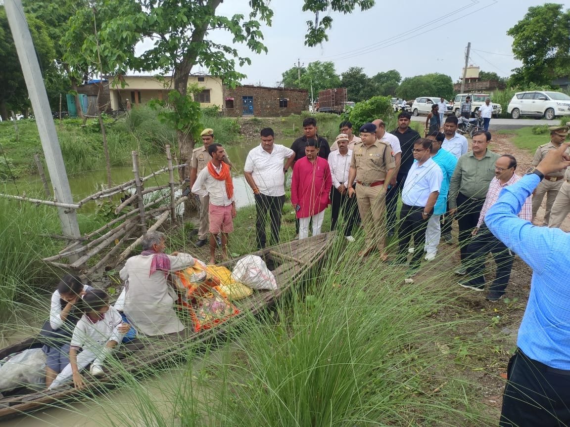 डीएम ने बाढ़ पीड़ितो का जाना हाल राहत सामग्री वितरीत करने का दिया निर्देश