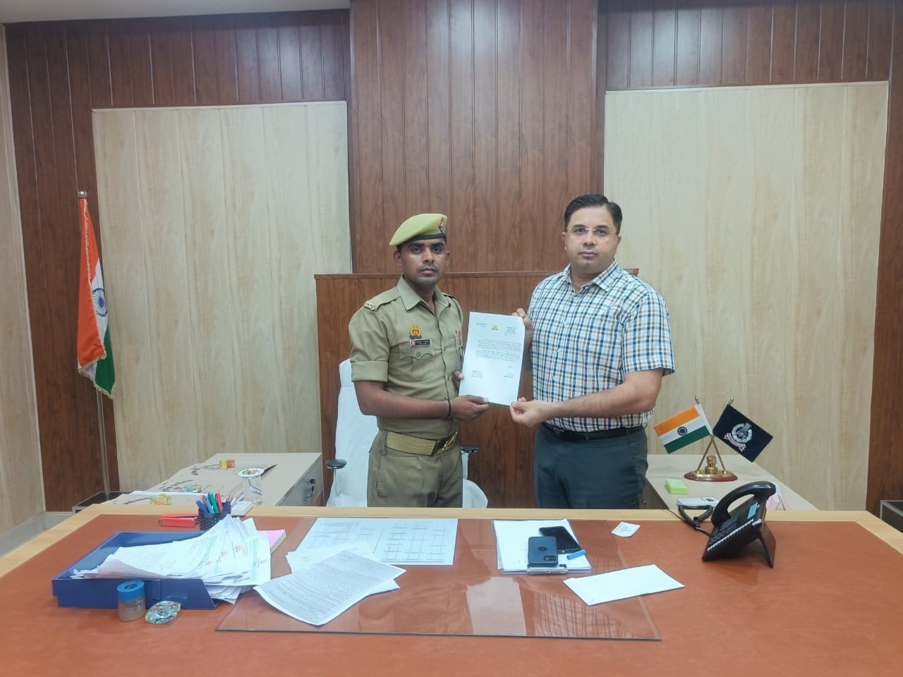आरक्षी हरेश के साहसिक कार्य हेतु एसएसपी ने किया सम्मानित