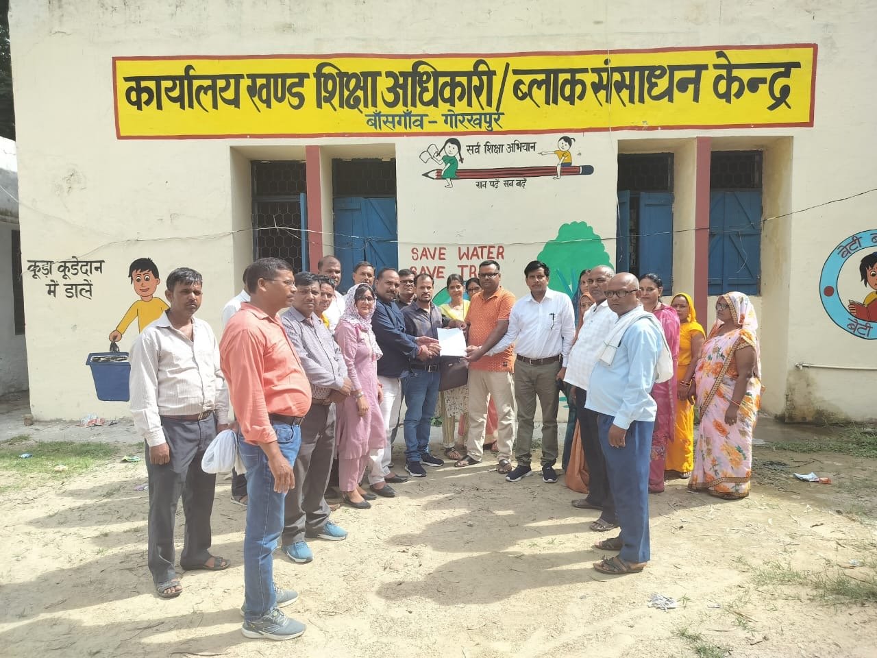 शिक्षा मित्र संगठन ने मुख्यमंत्री को संबोधित सौंपा ज्ञापन बांसगांव