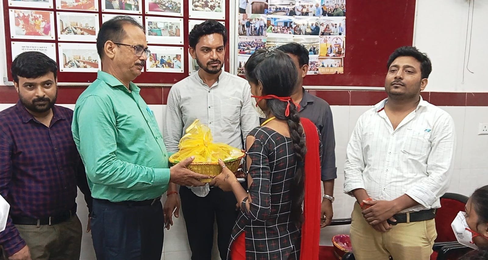 सेवानिवृत्त स्वास्थ्यकर्मी उपेंद्र ने टीबी मरीजों को गोद लेकर उनकी सेवा का संकल्प लिया