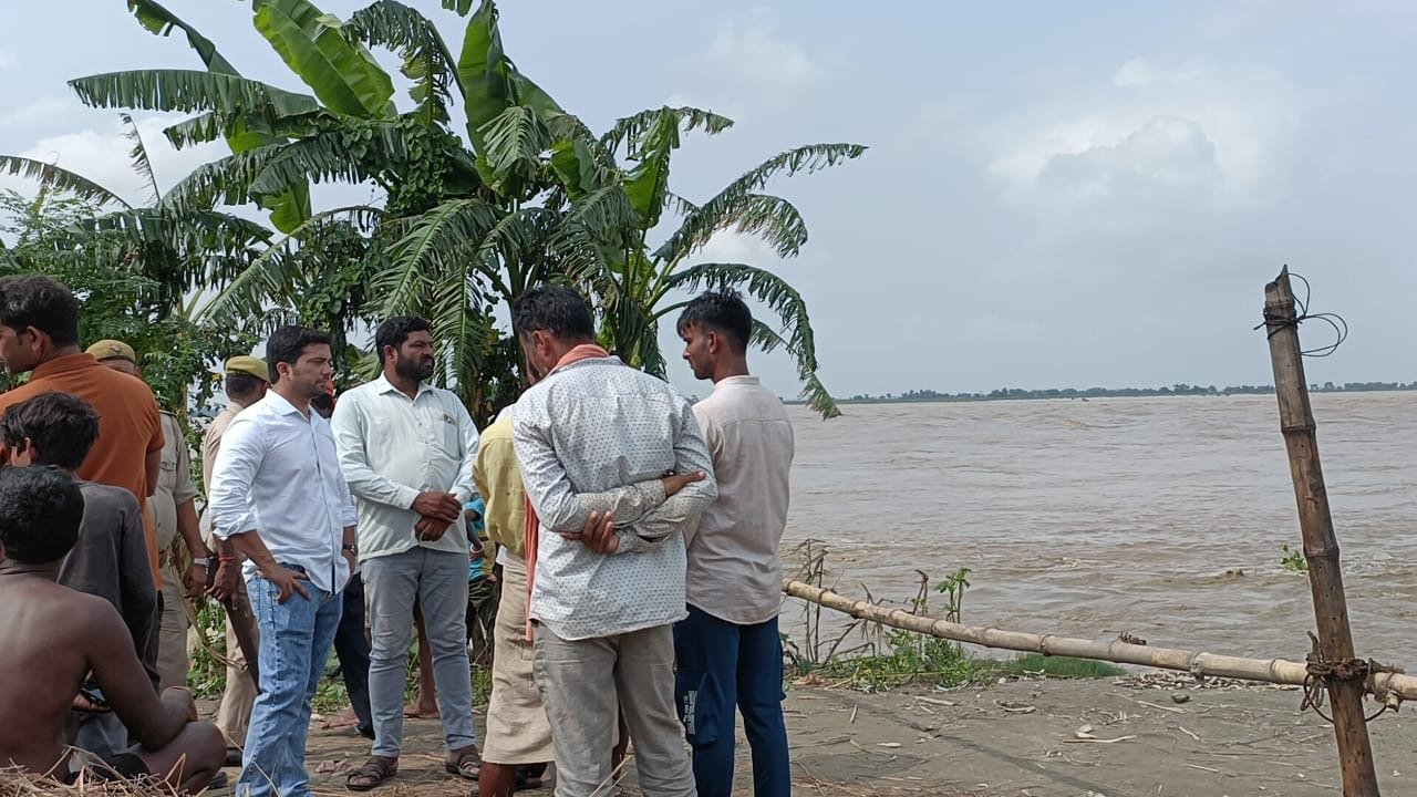 नेपाल के बाल्मीकि नगर बैराज से पानी छोड़े जाने के बाद बड़ी गंडक/नारायणी में बढ़ा पानी का स्तर