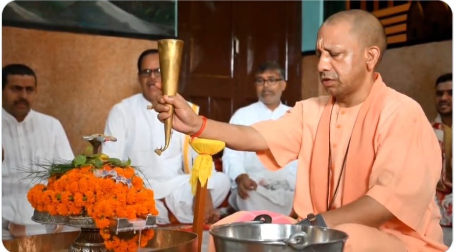 गुरु पूर्णिमा पर मुख्यमंत्री योगी आदित्यनाथ ने की गुरु गोरखनाथ की पूजा