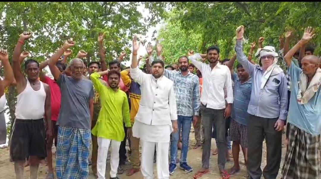 बाँध फूटने का खतरा को लेकर ओबीसी पार्टी के राष्ट्रीय अध्यक्ष काली शंकर ने किया प्रदर्शन