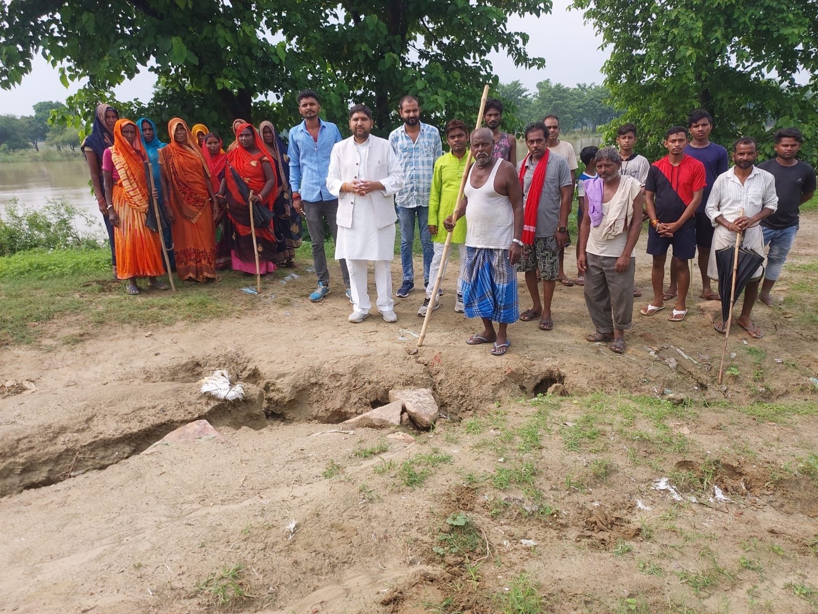 ओबीसी पार्टी के राष्ट्रीय अध्यक्ष ने चौरी चौरा विधानसभा के अंतर्गत गोर्रा नदी बंधे का किया निरीक्षण