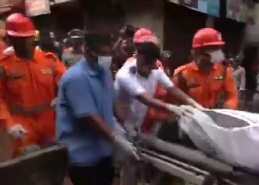एक बॉडी बरामद कर लिया गया है। बचाव अभियान जारी है