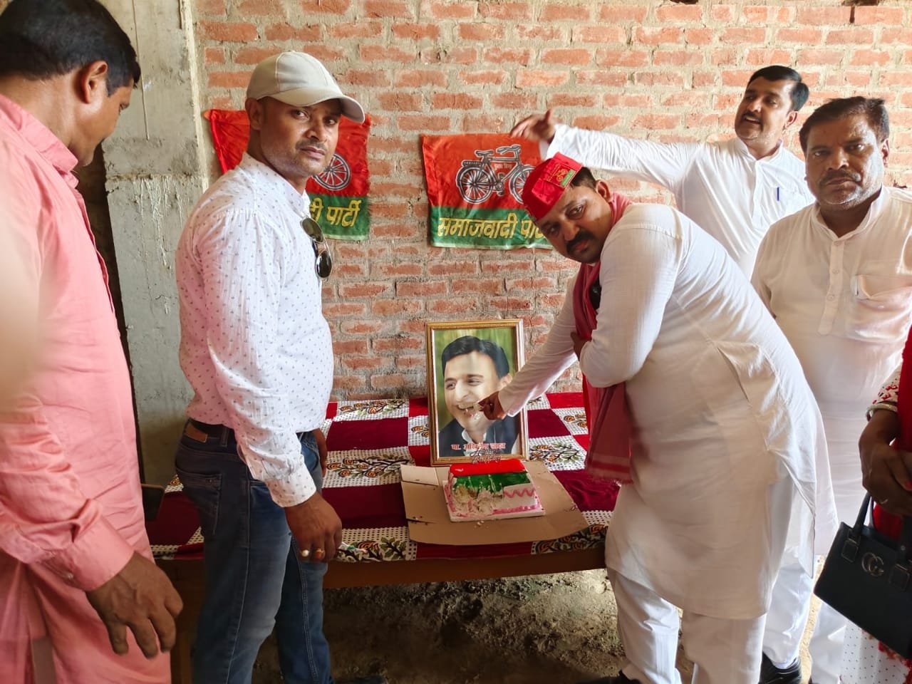 सपाईयों ने केक काटकर सपा के राष्ट्रीय अध्यक्ष का मनाया 51वां जन्म दिन