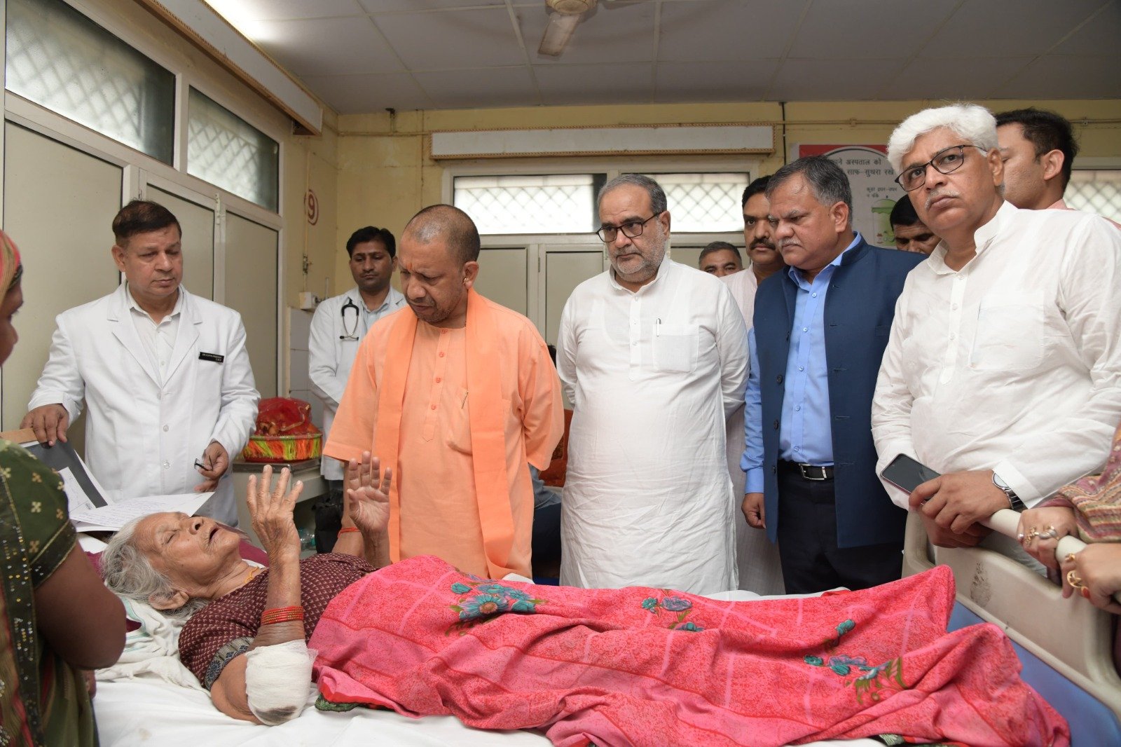 हाथरस: हादसे में घायल लोगों का हाल जानने के बाद अस्पताल से निकले सीएम योगी आदित्यनाथ.