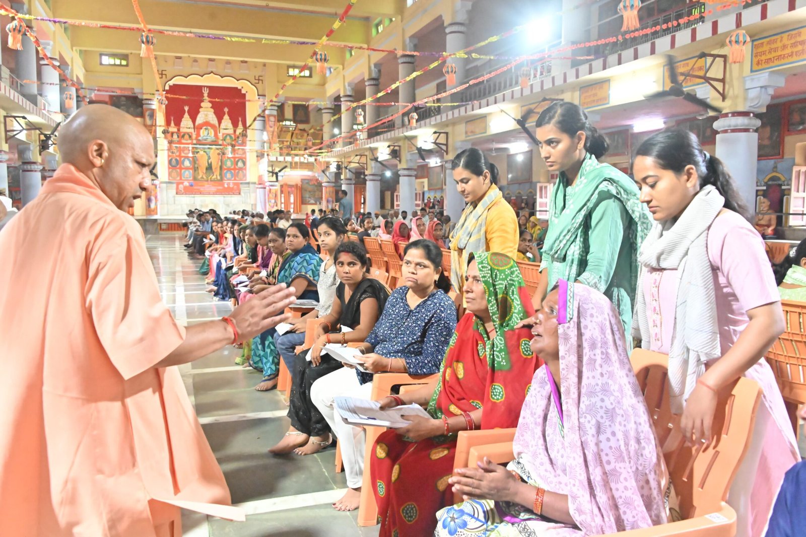 गोरखनाथ मंदिर परिसर के दिग्विजयनाथ स्मृति भवन में मुख्यमंत्री ने जनता दर्शन किया।