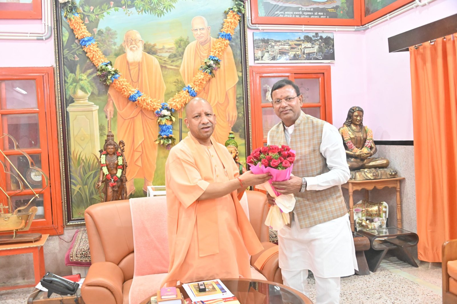 केंद्रीय वित्त राज्यमंत्री पंकज चौधरी और केंद्रीय ग्रामीण विकास मंत्री कमलेश पासवान ने गोरखनाथ मंदिर में मुख्यमंत्री योगी आदित्यनाथ से शिष्टाचार भेंट की