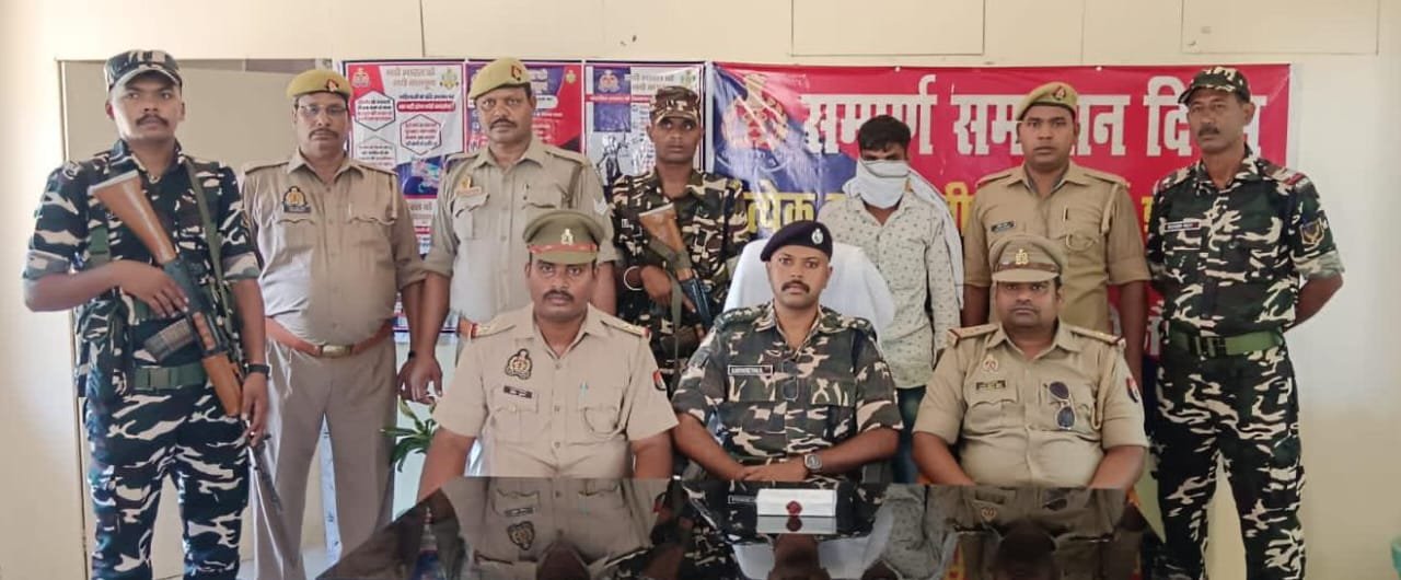 सोनौली कोतवाली में बरामद हेरोइन के साथ आरोपित व सुरक्षा एजेंसियों की टीम।