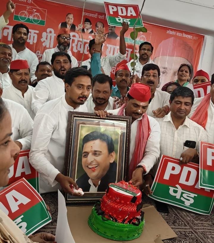 समाजवादी पार्टी के राष्ट्रीय अध्यक्ष व सांसद अखिलेश यादव का जन्मदिन मनाया