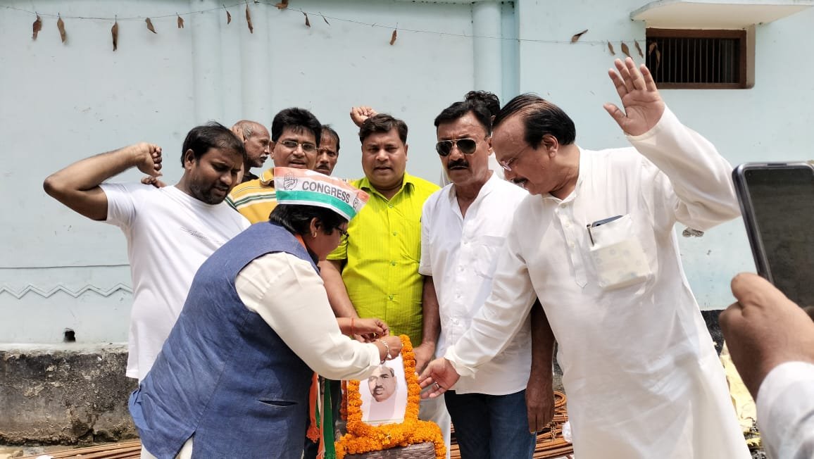बाबू जगजीवन राम की 38वी पुण्यतिथि पर गोरखपुर कांग्रेस ज़िला अध्यक्ष निर्मला पासवान के नेतृत्व में कांग्रेसजनों ने दलित के यहां किया सहभोज किया।