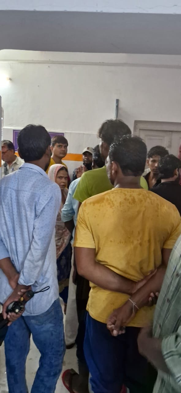 डीजल शेड गोंडा में कार्य करते समय करंट की चपेट में आ जाने से कर्मचारी की मौत पूर्वोत्तर रेलवे कर्मचारी संघ के पदाधिकारी मौके पर पहुंचे एवम किया जांच की मांग