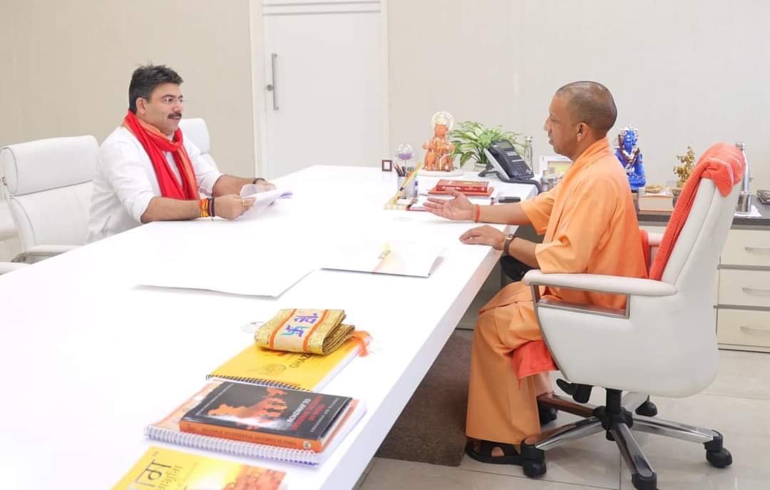 देवरिया सदर विधायक शलभ मणि त्रिपाठी ने सीएम योगी आदित्यनाथ से मुलाकात किया  विकास योजनाओं सहित विभिन्न मुद्दों पर विस्तृत चर्चा किया।