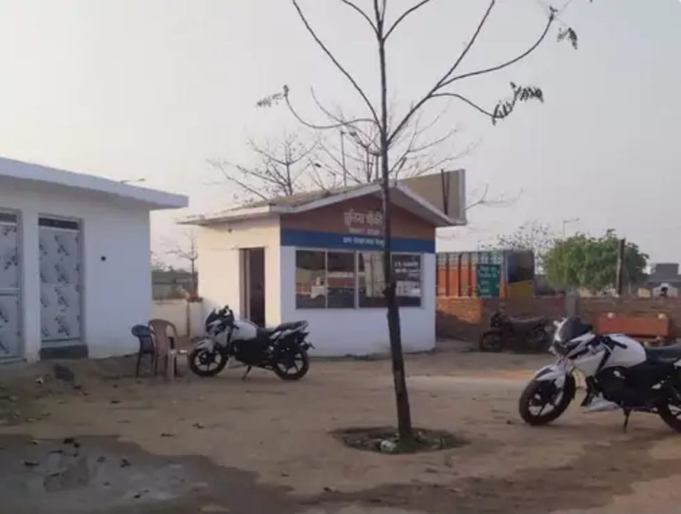 गोरखपुर में दो पुलिसकर्मी घूस लेते गिरफ्तार