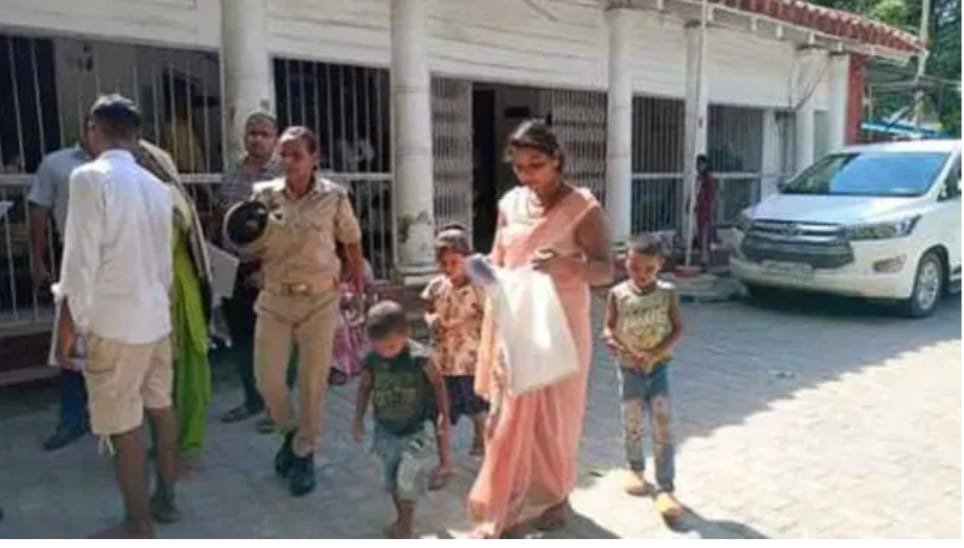 तीन बच्चों समेत महिला खुद पर पेट्रोल डालकर खुदकुशी की कोशिश