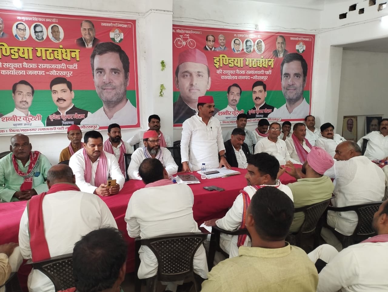 समाजवादी पार्टी कार्यालय पर बाढ़ प्रभावित गांवों को लेकर हुई बैठक
