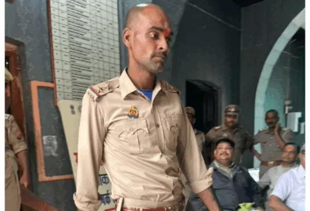 काशी विश्वनाथ मंदिर में घूम रहे फर्जी दरोगा को पुलिस ने गिरफ्तार किया।