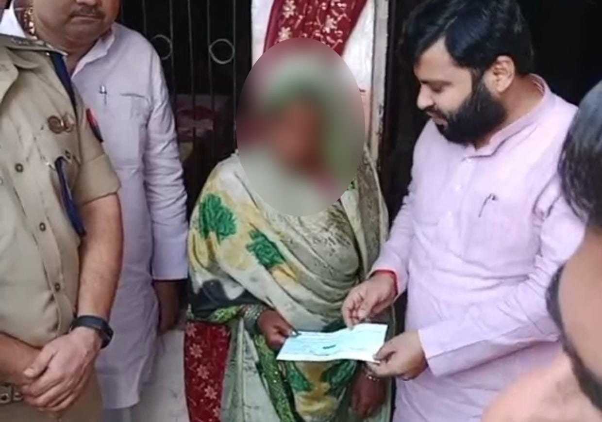 सीएम योगी ने पीड़िता परिवार के लिए भेजी पांच लाख की आर्थिक सहायता राशि.