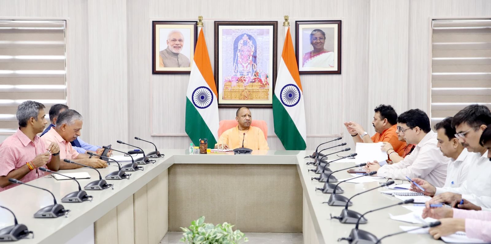 सीएम आवास पर अफसरों के साथ CM ने बैठक की