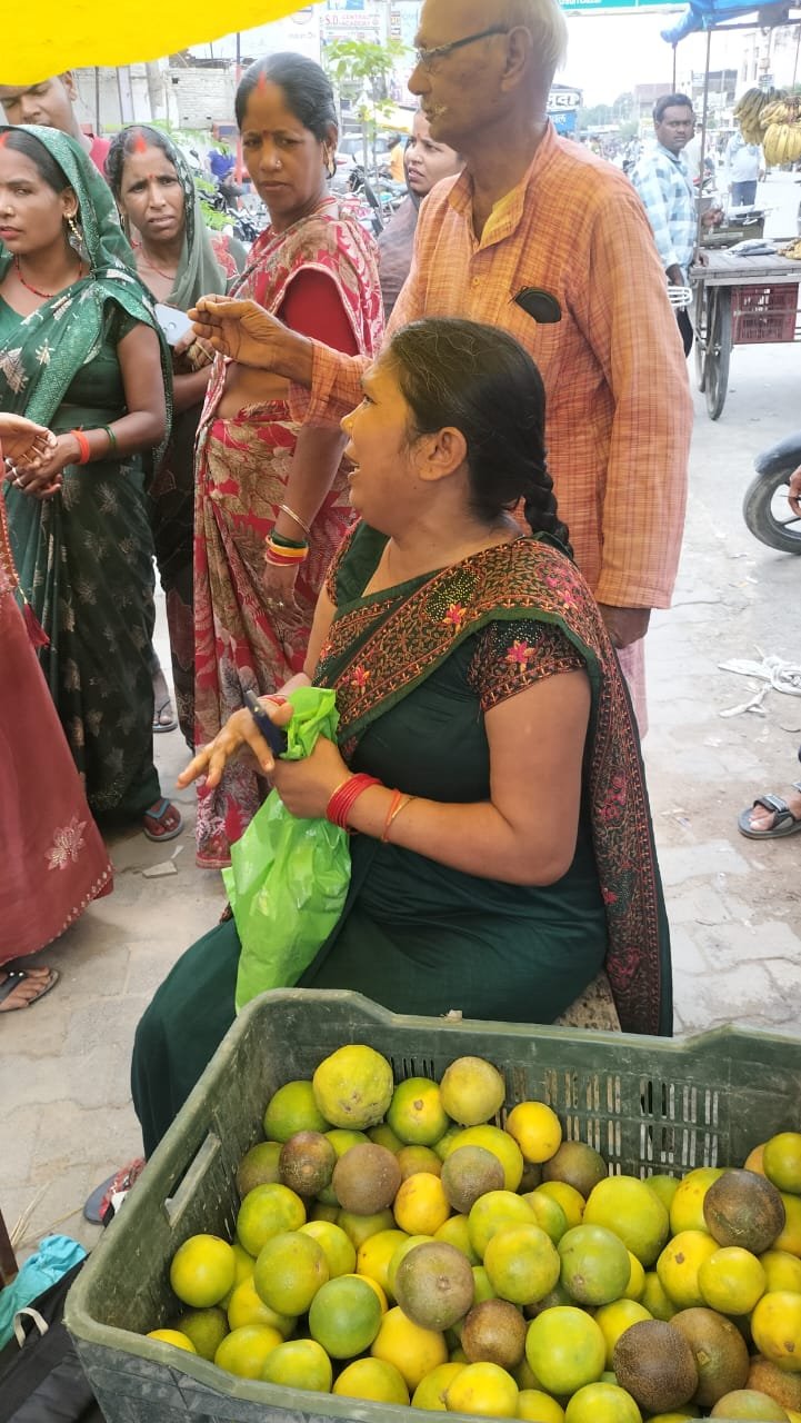 बाजार गयी महिला धोखाधड़ी की हुई शिकार