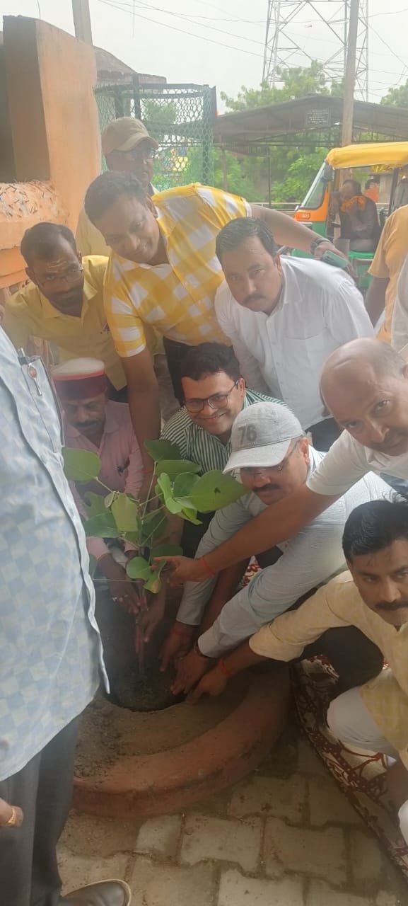 डिप्टी कमिश्नर ने मुक्तिपथ पर किया पौधरोपण
