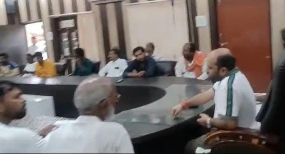 डाकबंगले के अतिक्रमण पर कब चलेगा बुलडोजर गोला