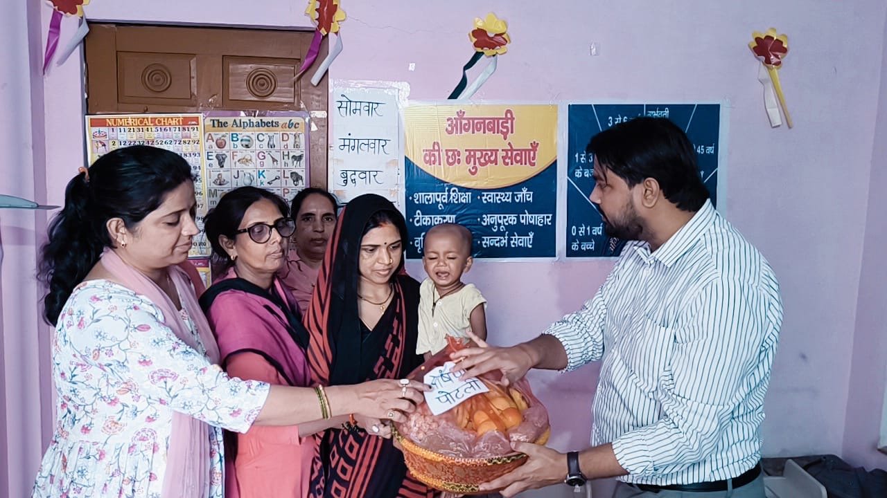 मिशन खिलखिलाहट के अन्तर्गत जिला कार्यक्रम अधिकारी, गोरखपुर द्वारा पुनः अतिकुपोषित बच्चे को लिया गया गोद
