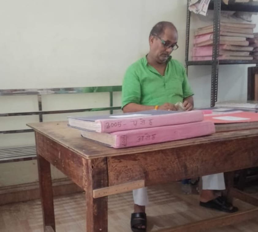 रजिस्ट्री कार्यालय तहसील खजनी बना धन उगाही का अड्डा, प्राइवेट मुंशी गिनते दिखे वसुली के नोट