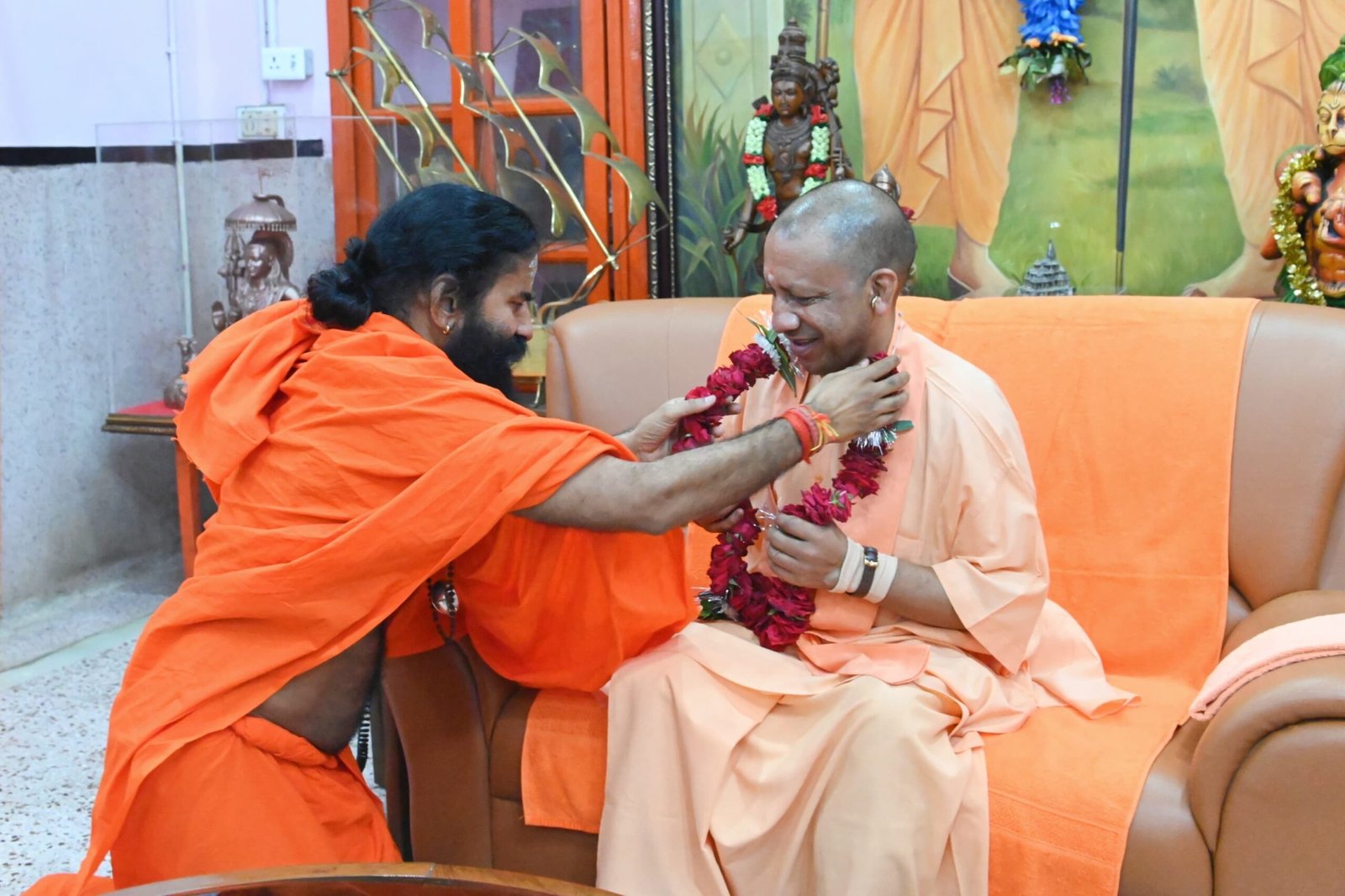जन्माष्टमी में हिस्सा लेंगे उनके साथ योग गुरु रामदेव स्वामी भी पहुंचे