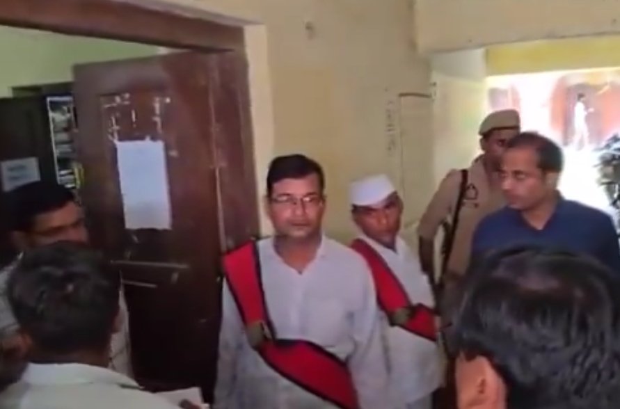 धक्का लगने पर डीएम ने एक व्यक्ति की कनपटी लाल कर दी