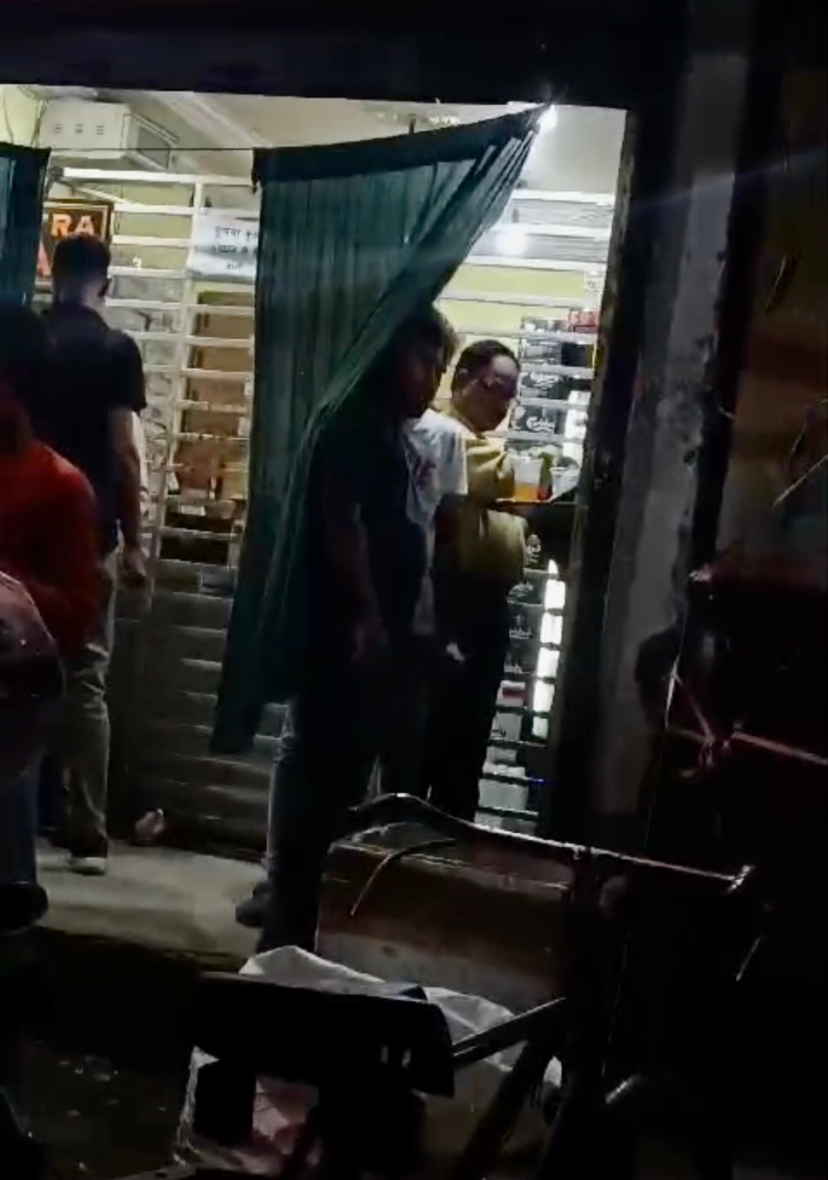 शाम होते ही कलेक्ट्रेट बस स्टैंड के पास शराबियों का लग जाता है