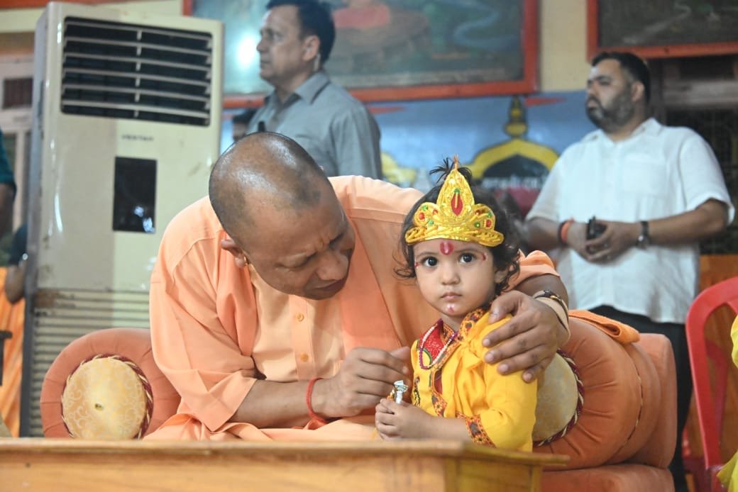 मुख्यमंत्री योगी आदित्यनाथ ने मनाया परब्रह्म योगेश्वर श्रीकृष्ण का जन्मोत्सव