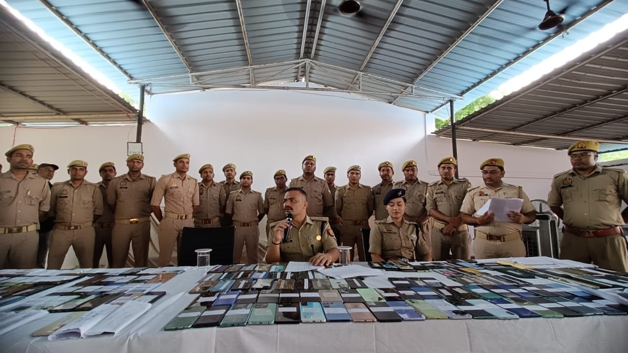गोरखपुर पुलिस ने 43 लाख के 267 मोबाइल, मोबाइल धारकों को किया वापस