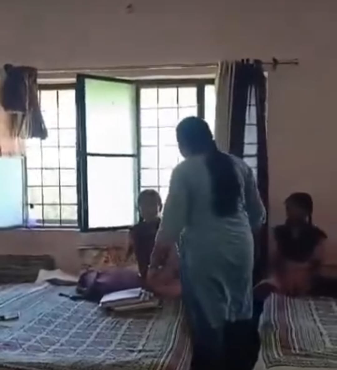 कस्तूरबा विद्यालय में छात्राओं के साथ हैवानियत वार्डन ने खाने की शिकायत पर पिटा