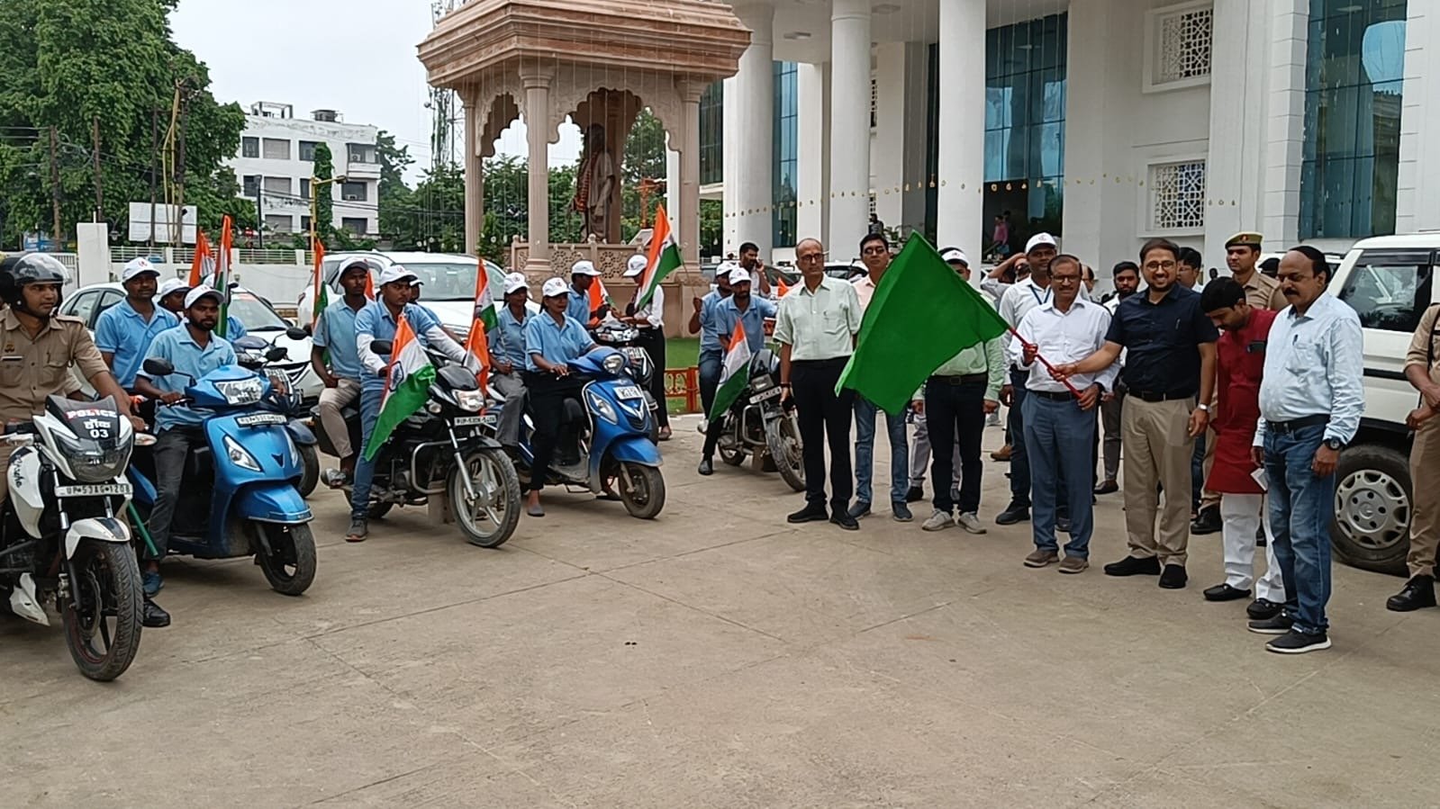 हर घर तिरंगा रैली को हरी झंडी दिखाकर रवाना किया