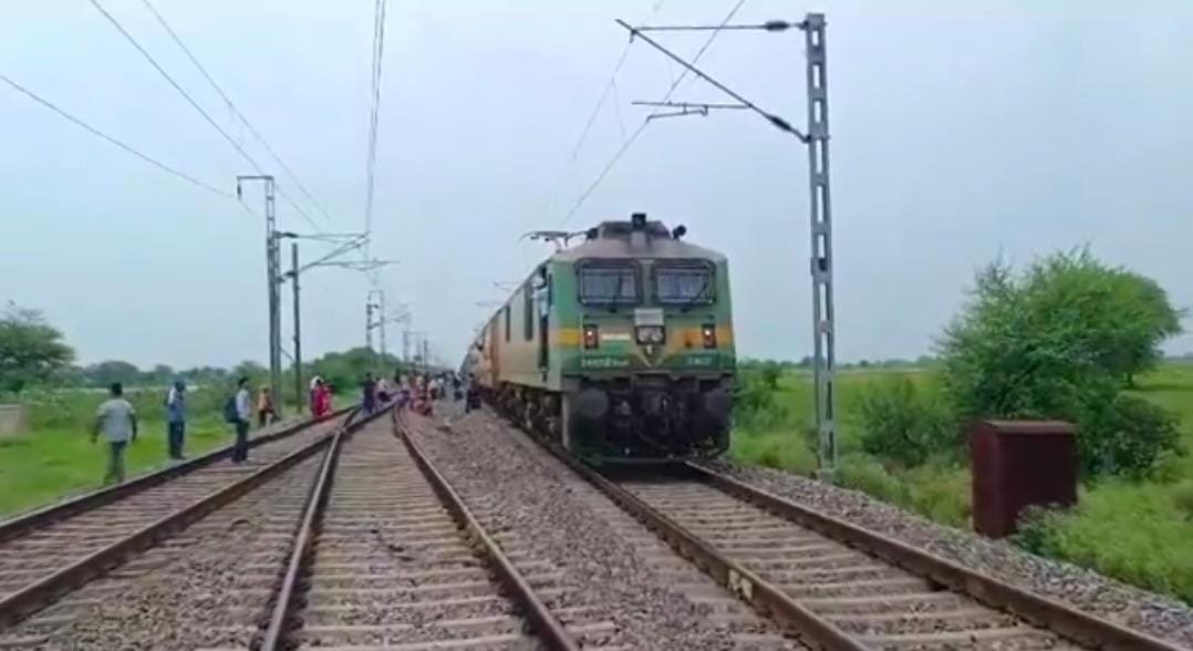 बरौनी स्पेशल 04137 बरौनी एक्सप्रेस में उठा धुआं