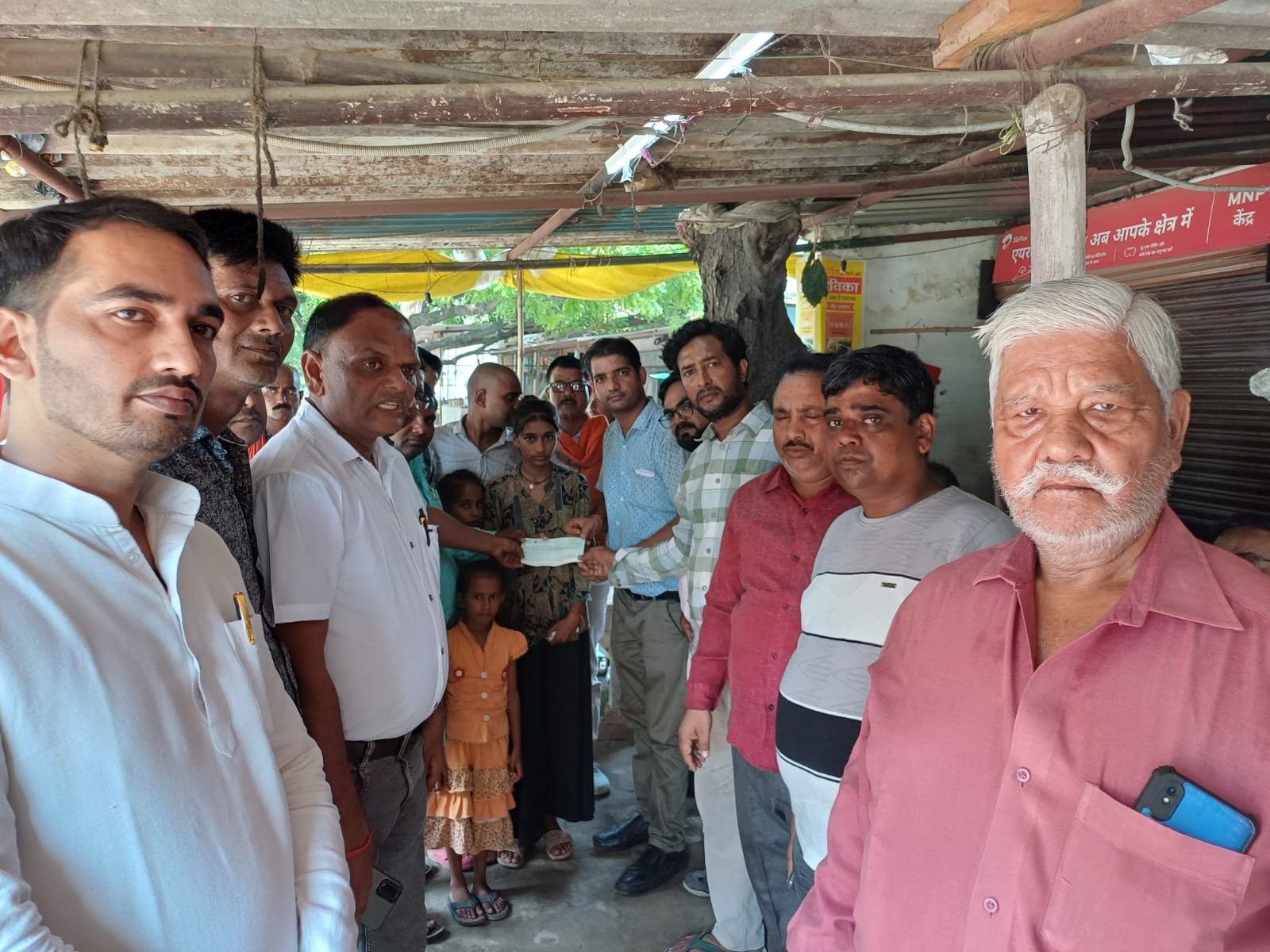 उनाई समाज ने अनाथ हुये बच्चों के नाम कराया 4.11 लाख की एफडी