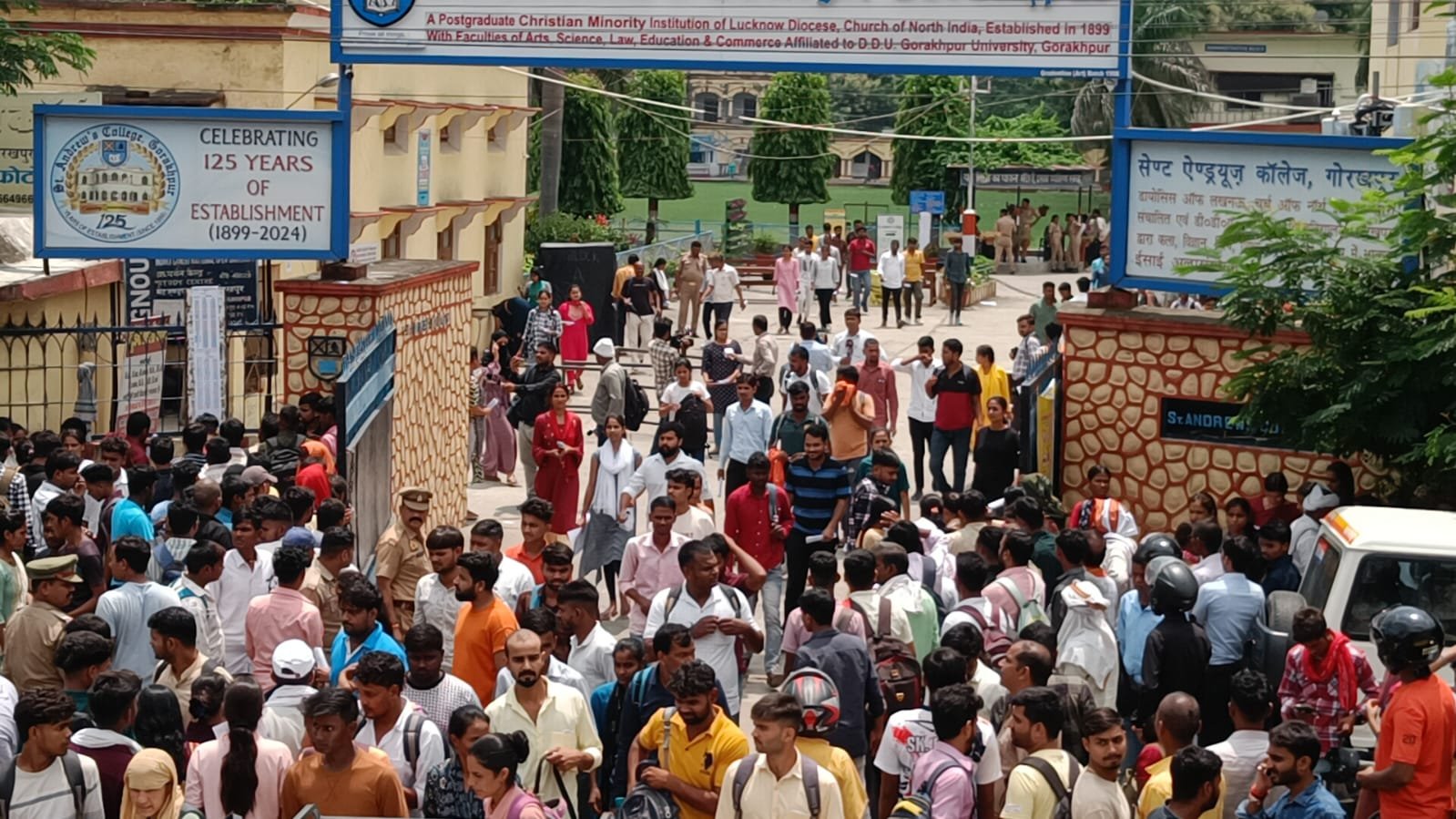 यूपी पुलिस भर्ती परीक्षा के दुसरे दिन पहली पाली परीक्षा सकुशल संपन्न