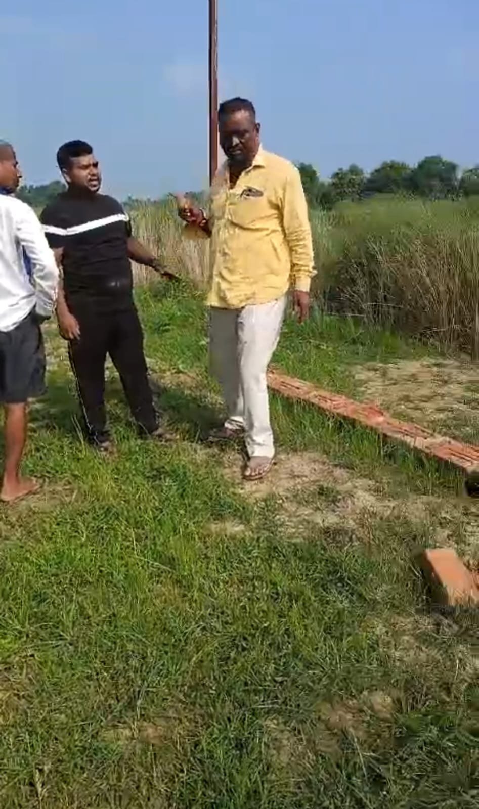 पीपीगंज के रायपुर में ग्राम प्रधान की दबंगई