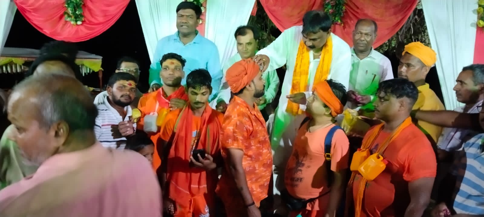 कांवड़िया भक्तों के ऊपर फूलों की वर्षा और तिलक लगाकर किया गया स्वागत