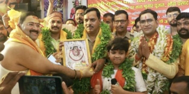 माँ विंध्यवासिनी देवी धाम में भगवती सूक्तम् पाठ, वेद पारायण वार्षिकोत्सव में शामिल हुए ‘निरहुआ’, ‘कौशिक द्विवेदी’ सहित फिल्मी सितारें