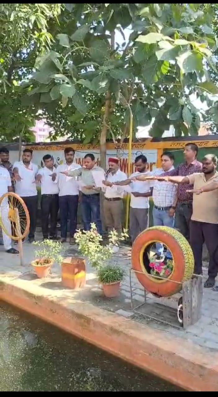 नगर पंचायत कर्मियों को दिलाई गई स्वच्छता की शपथ