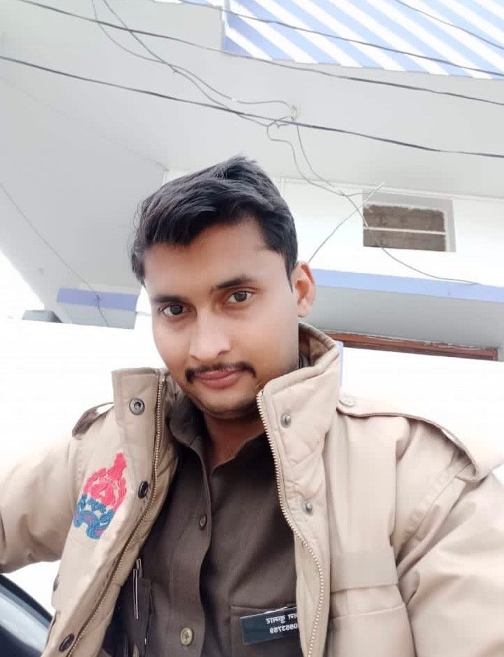 खुद को UP पुलिस में सिपाही बताता है, लेकिन है नहीं